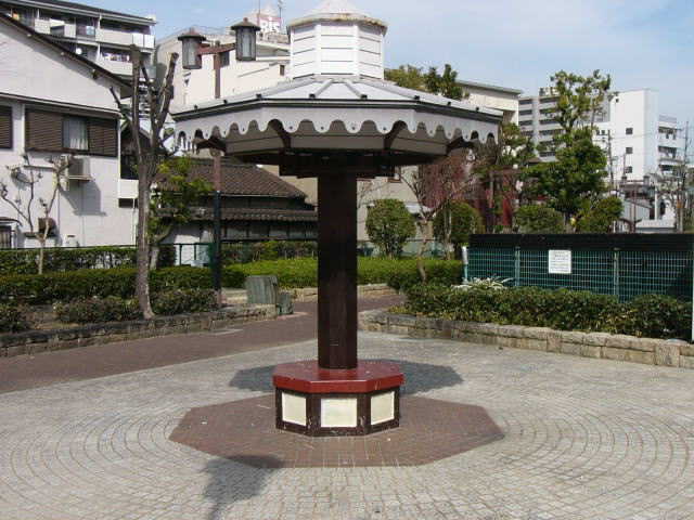 旧平野駅の駅舎の雰囲気を伝えるという照明塔